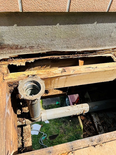 腐食した部分のベランダの下地を撤去