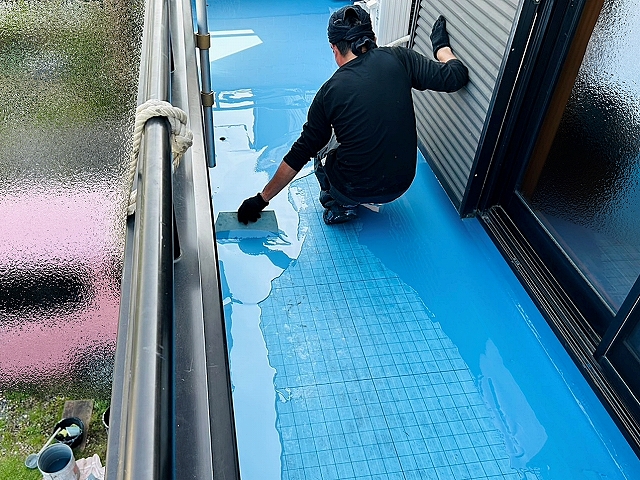 塗料の在庫状況を確認しながら調整中