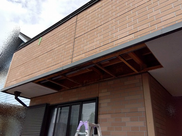 張り替える前の軒天