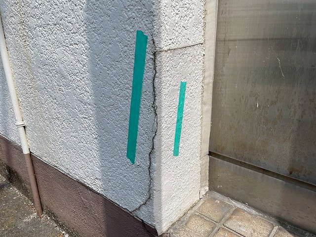 モルタル調外壁に入った深いヒビ