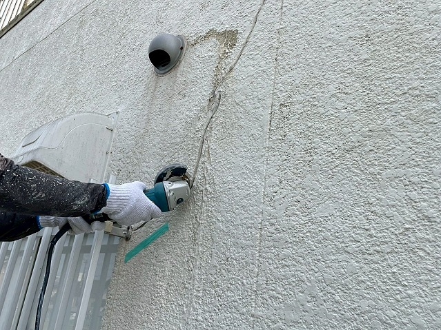 サンダーでVカットされた外壁のヒビ