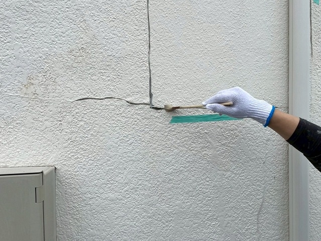 Vカット施工されたヒビにプライマーを塗布