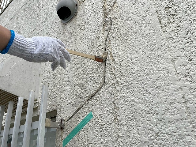 プライマーが塗られたVカットの溝