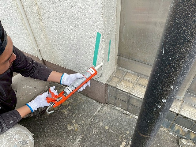 Vカット処理を行った外壁を施工中