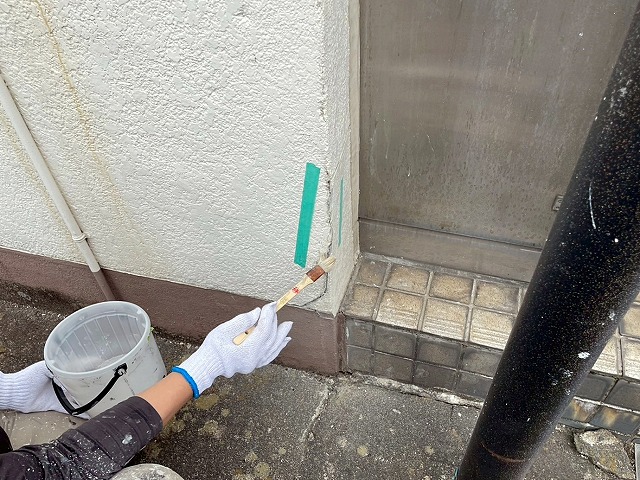 モルタル調にVカットシーリング補修を実施中