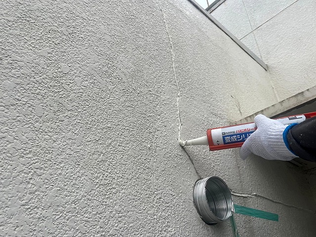 Vカット処理を施した外壁にシーリング材を充填