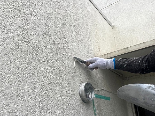 Vカットに充填した余分なシーリング材を撤去