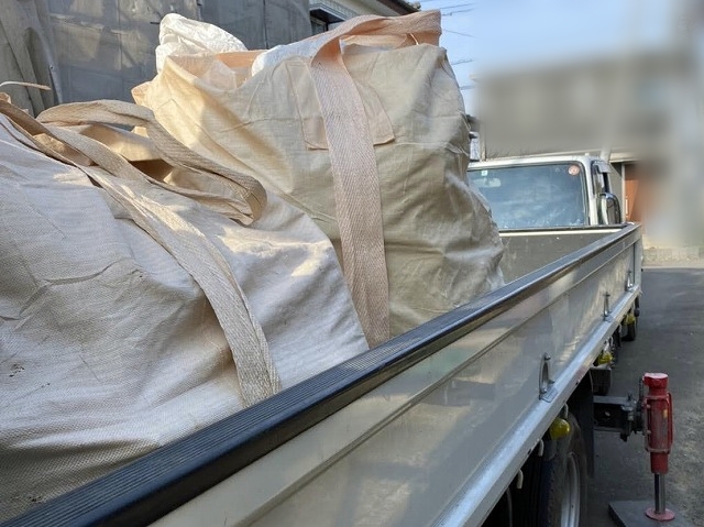 解体されたセメント屋根と防水紙はフレコンバッグで撤去