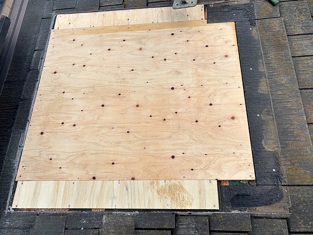 針葉樹合板で塞がれた天窓の撤去跡