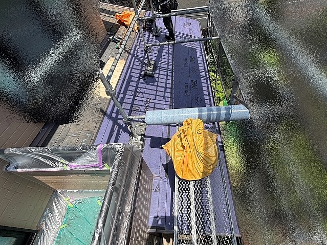 針葉樹合板で塞いだ天窓跡に防水紙を設置