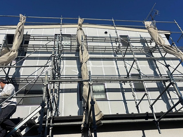 ウレタン系シーリング材で打ち替えられたALC外壁の目地