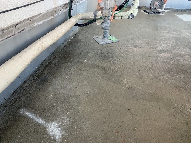 カチオンセメントで下地を整えたフラットルーフ