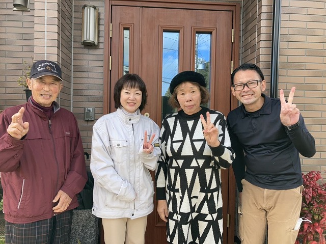 お客様と街の屋根やさん水戸店のスタッフ