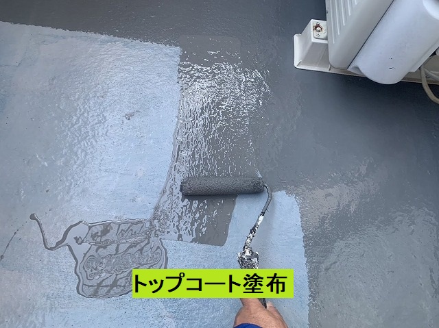 グレーのトップコートを塗布する職人