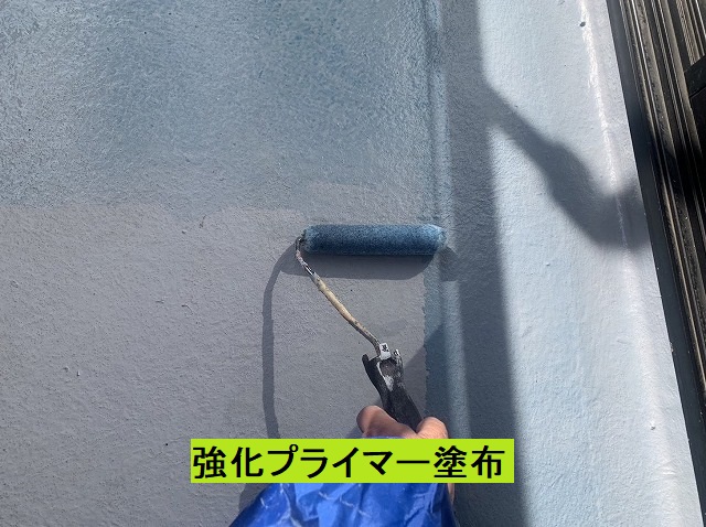 トップコートと防水層を密着させるプライマーを塗布