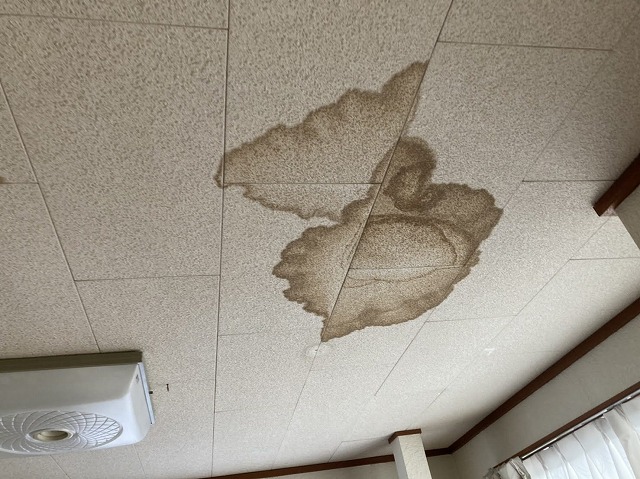 リビングの天井に出来た雨漏り染み