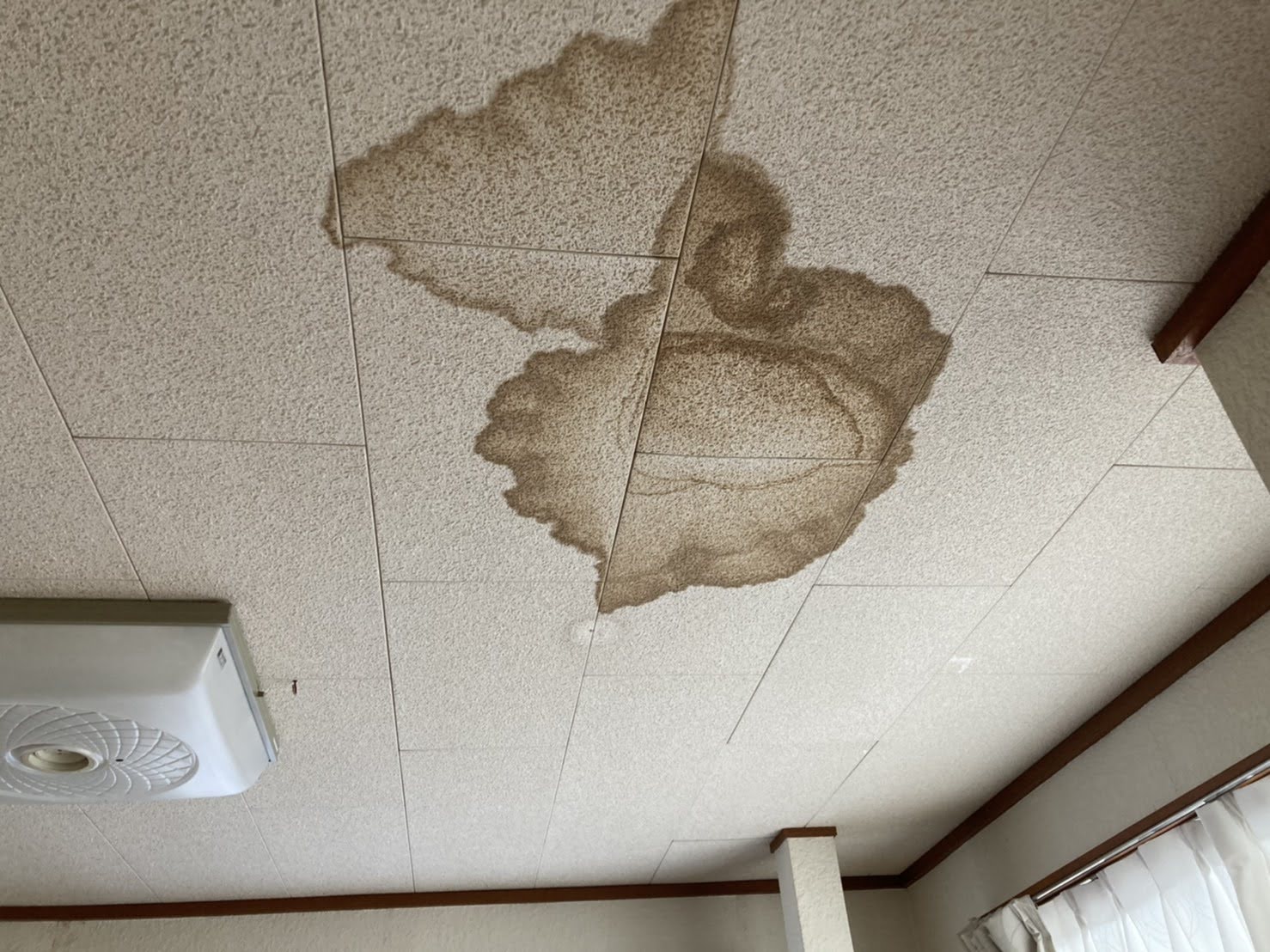 雨染みが色濃く残る、リビングの天井