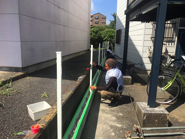水戸市のフェンス工事でU字ブロックにフェンス柱を建てます