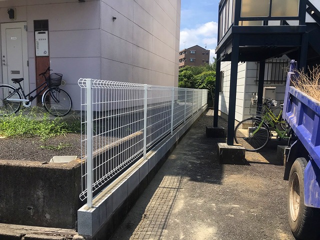 水戸市のフェンス工事で網が設置終わりましたので全ての工程が完了です