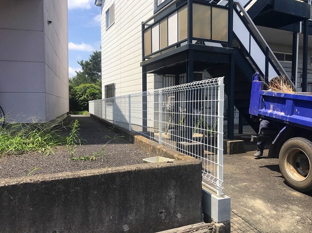水戸市のフェンス工事で網が設置終わりましたので全ての工程が完了です
