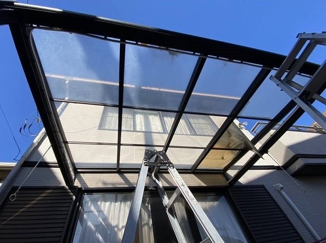 交換前の破損していたテラス屋根の平板