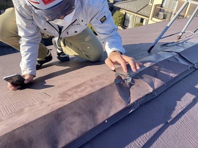 屋根の不具合を確認する調査スタッフ