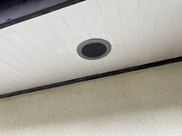 軒天ガラリを交換し塗装を掛ける