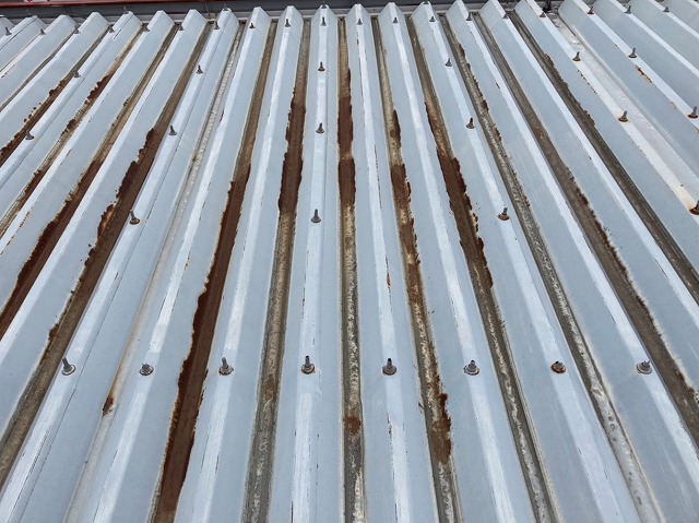 南西方向に錆びが集中している折半屋根
