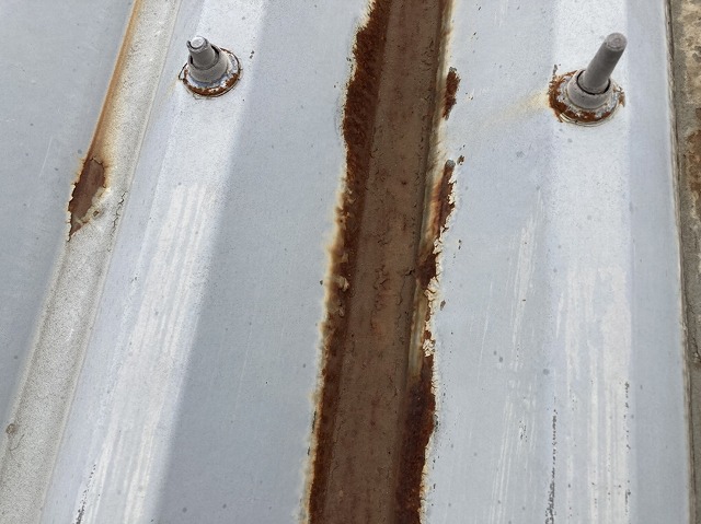 折半屋根の凹み部分に錆びが進行している