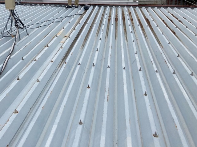 場所によって錆びが進行している折半屋根