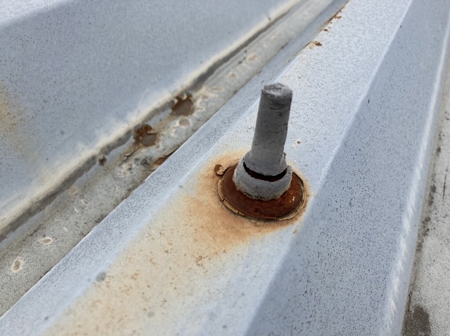 ボルトキャップが破損し、錆びの発生が確認できる