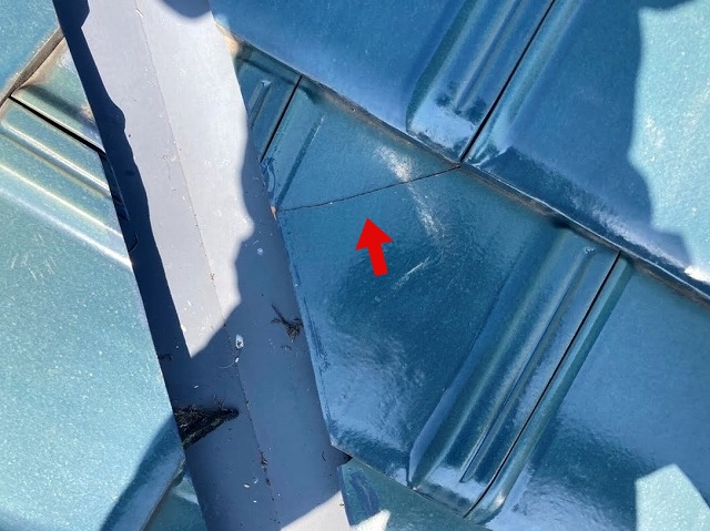 太陽光パネルを載せた付近の瓦割れ