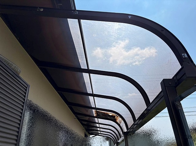 破損を含め全体的に劣化したテラスのアクリルパネル