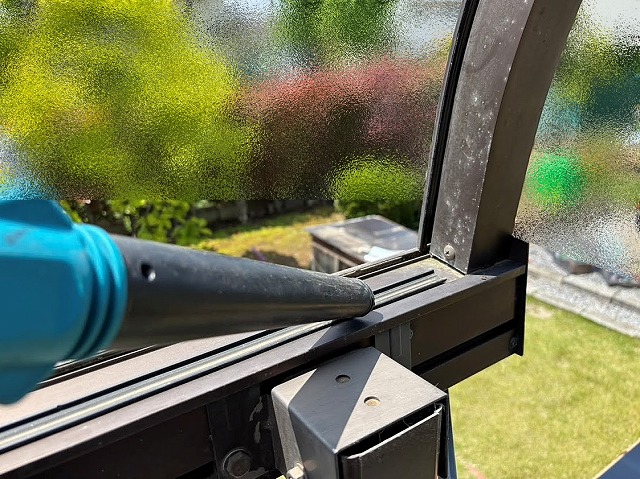 ガイドのゴミや埃をパネルの交換前に掃除