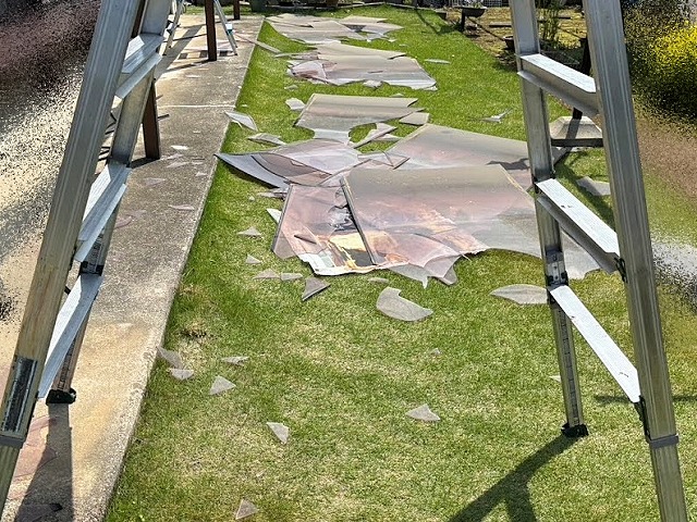 バラバラに砕けた古いアクリルパネル