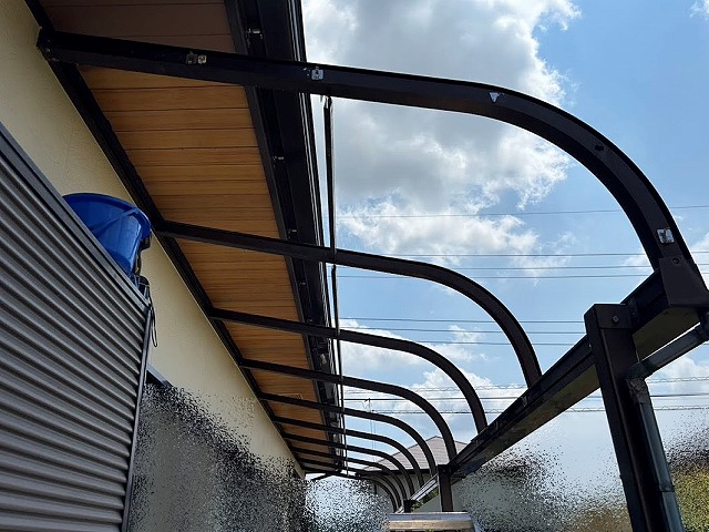 古いアクリル板を取り外しガイドも綺麗に掃除されたテラス屋根