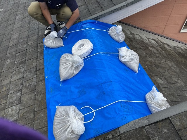 屋根にブルーシートを掛けて応急処置