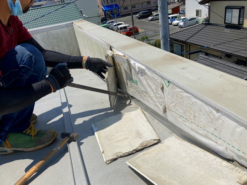 水戸市のパラペット雨漏りは散水試験実施と外壁膨れの交換工事でパラペットの外壁解体