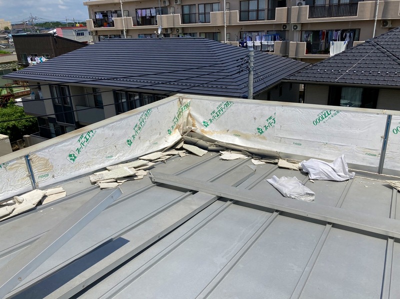 水戸市のパラペット雨漏りは散水試験実施と外壁膨れの交換工事でパラペットの外壁解体完了です