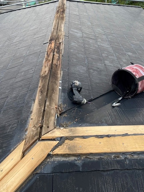 棟板金の下地である貫板