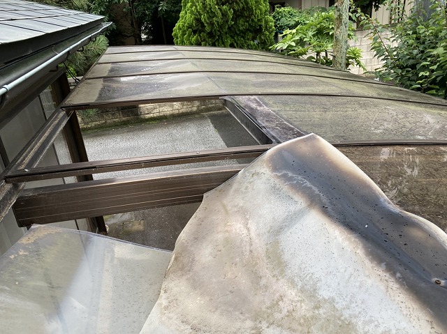 アルミ枠の格子状の一角が破損したカーポート屋根