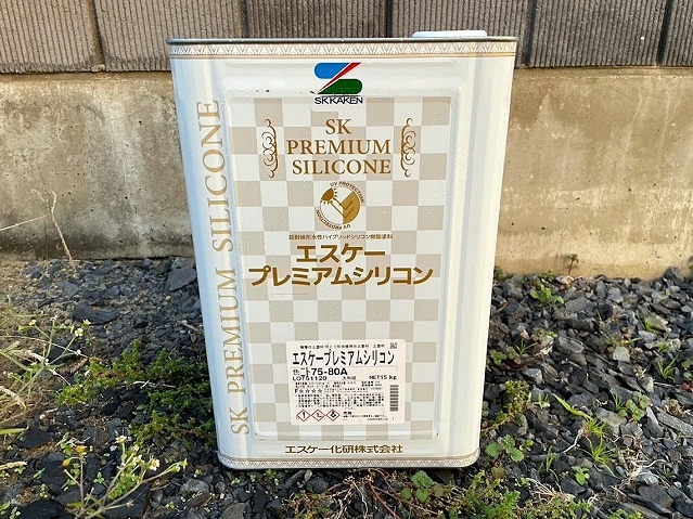 水戸市の外壁塗装の仕上げに使用するエスケープレミアムシリコン