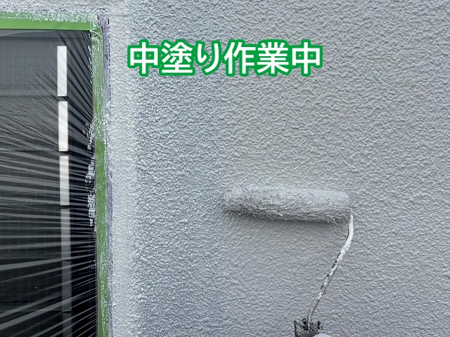 プレミアムシリコンで外壁の中塗り作業