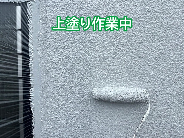 プレミアムシリコンで外壁の上塗り作業
