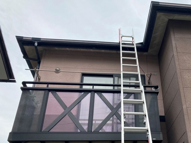 二連梯子を軒先に掛けて準備
