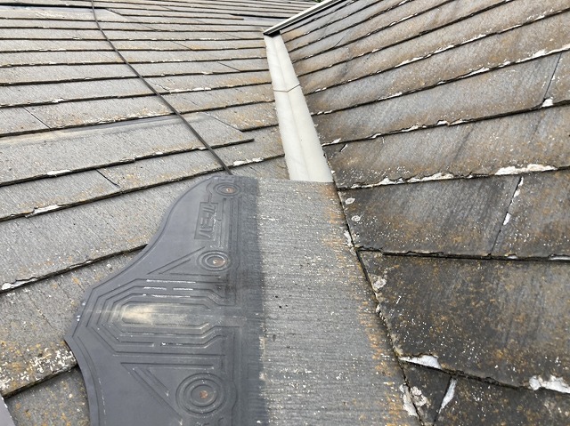 軒先まで脱落していたスレート屋根材