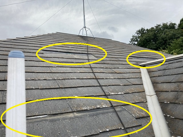 三か所のスレート屋根材が脱落