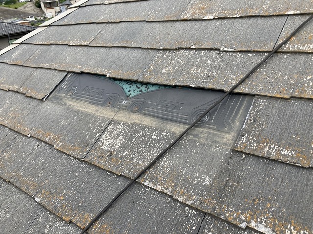 部分的に屋根から脱落したスレート屋根材