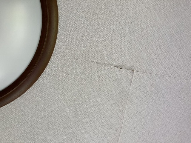 石膏ボード天井材のひび割れ