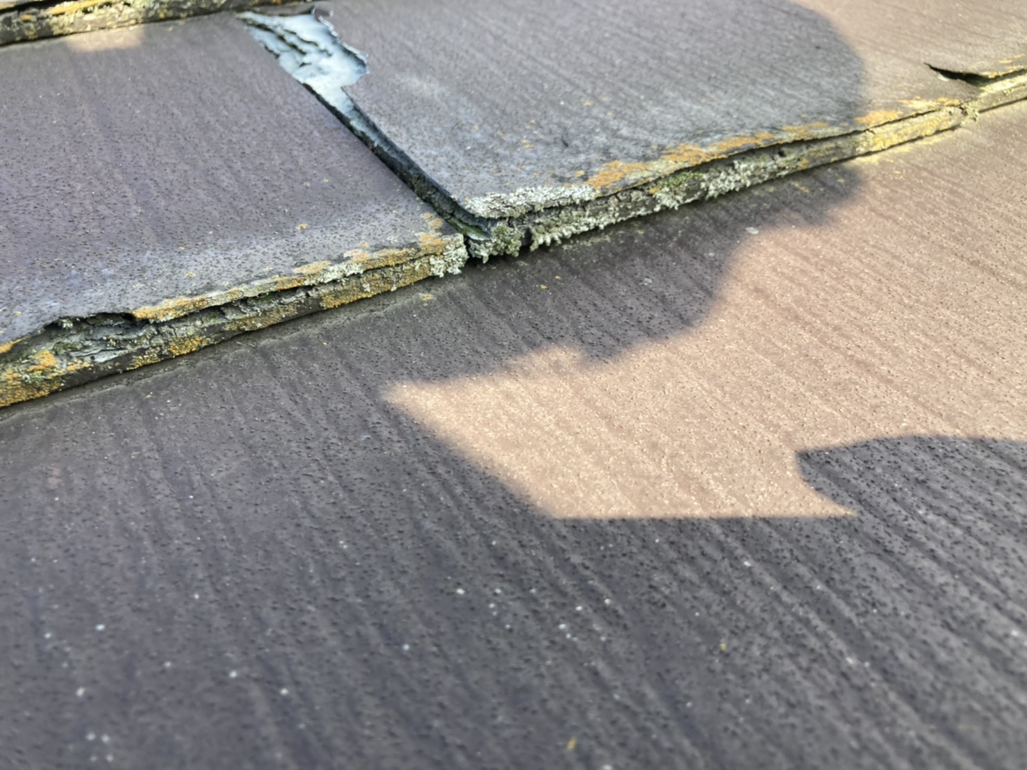 何層にも重なって形成されているスレート屋根材パミール